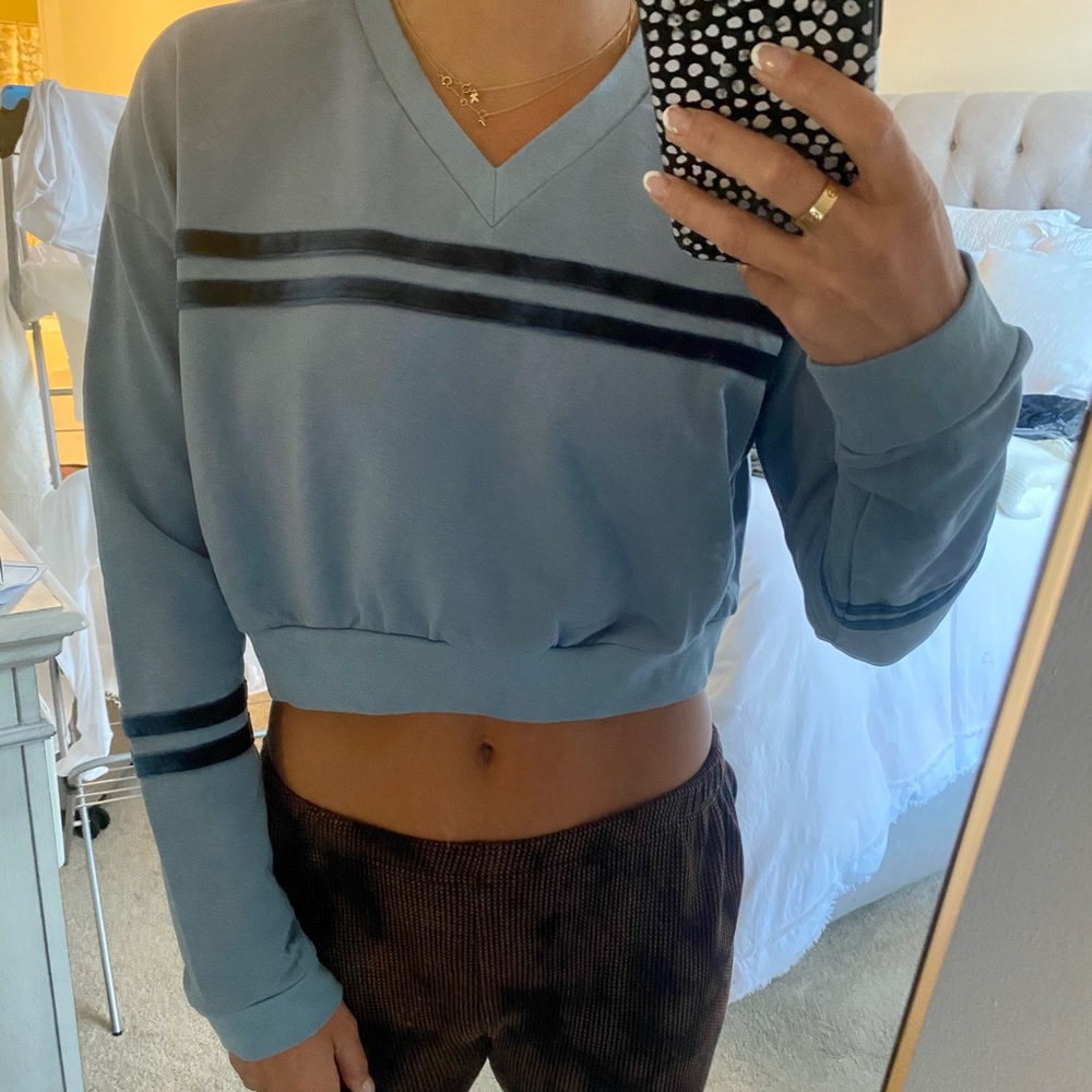 SUPERDOWN Blue Cropped Sweatshirt